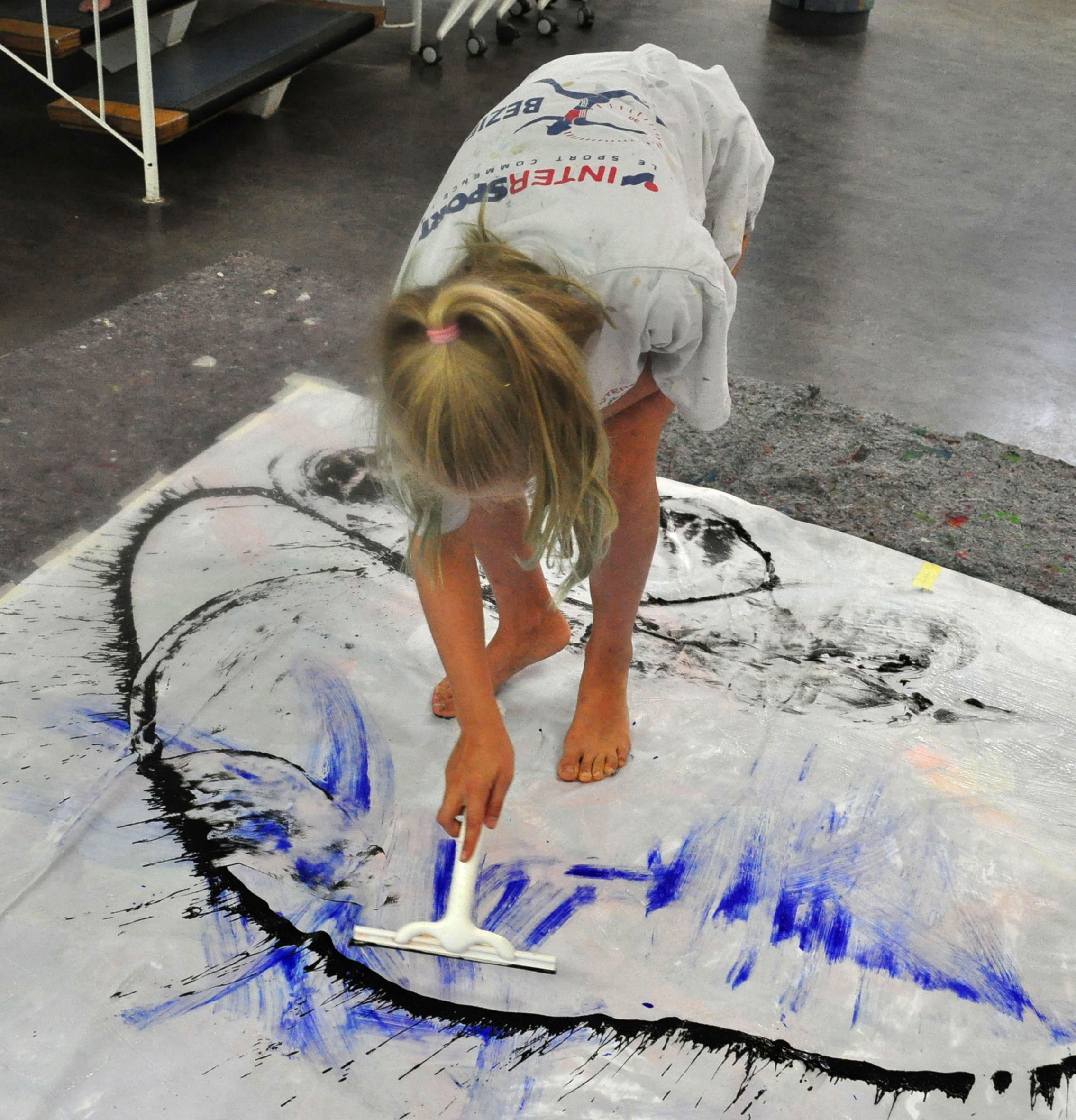 Beispielbild, Kind malt großflächig auf dem Boden