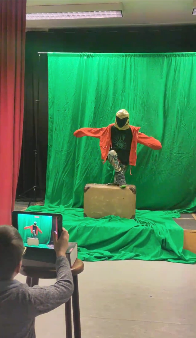 Beispielbild, zu sehen ist ein kostümiertes Kind vor einem Greenscreen