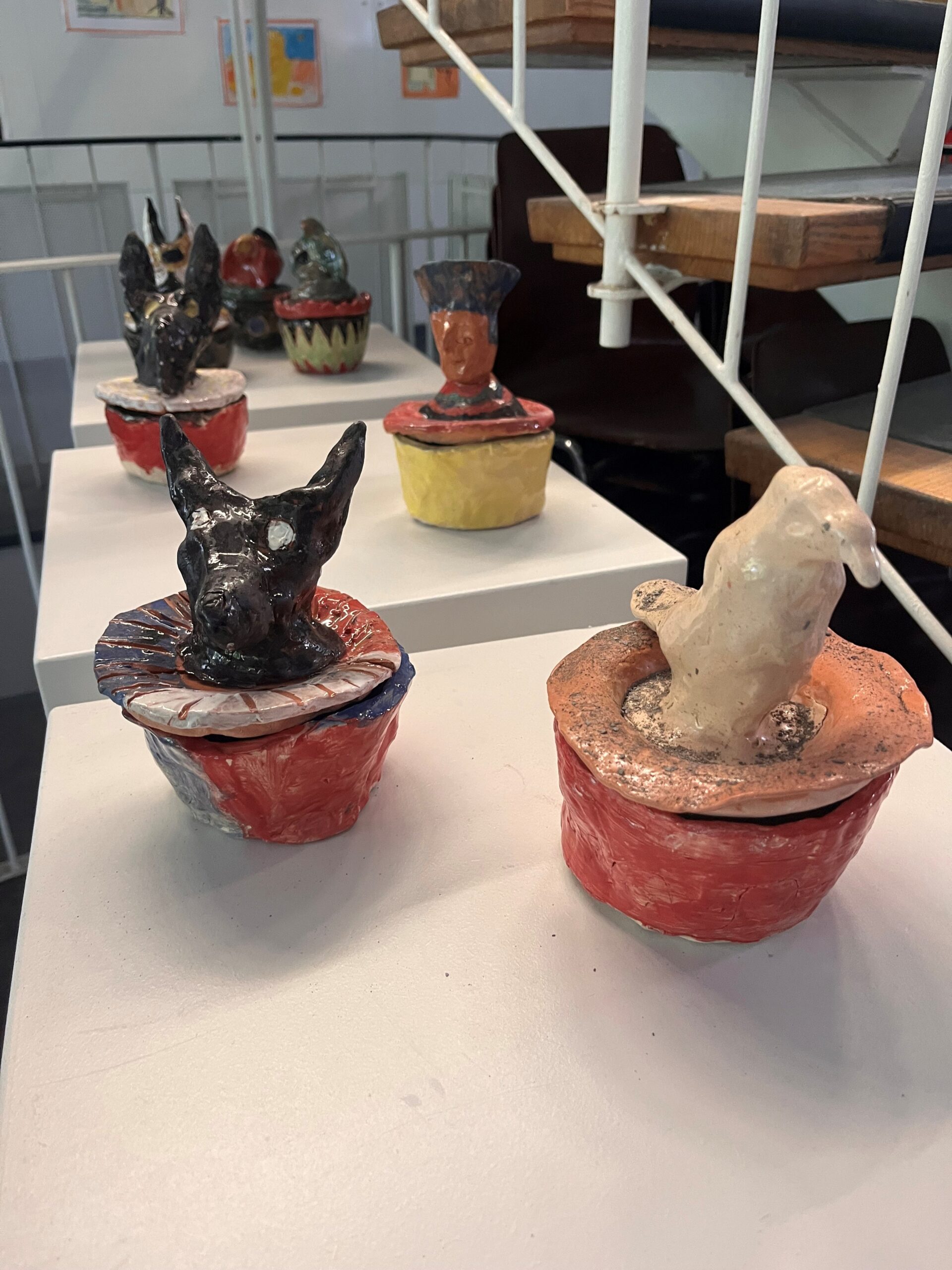 Beispielfoto von mehreren Keramikdosen mit Tierköpfen