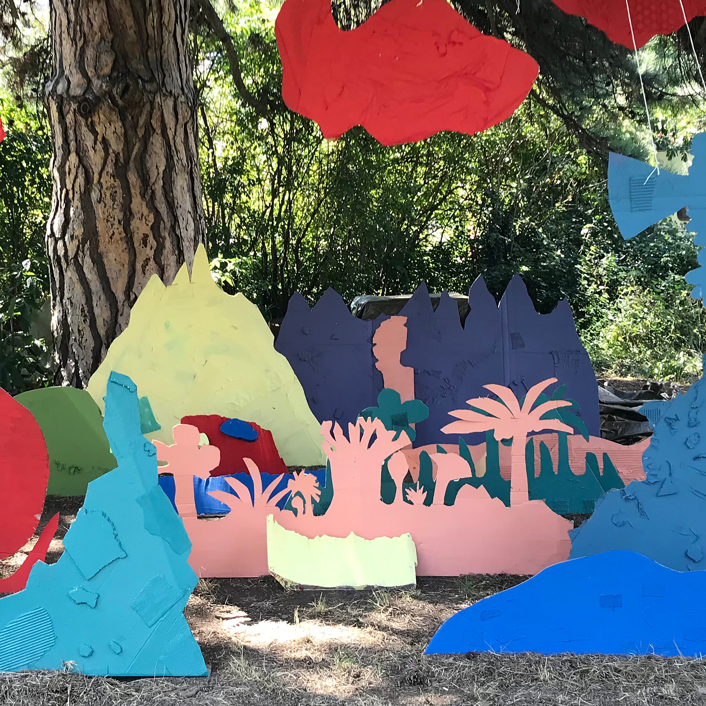 Ein Diorama aus bunten Kartons.