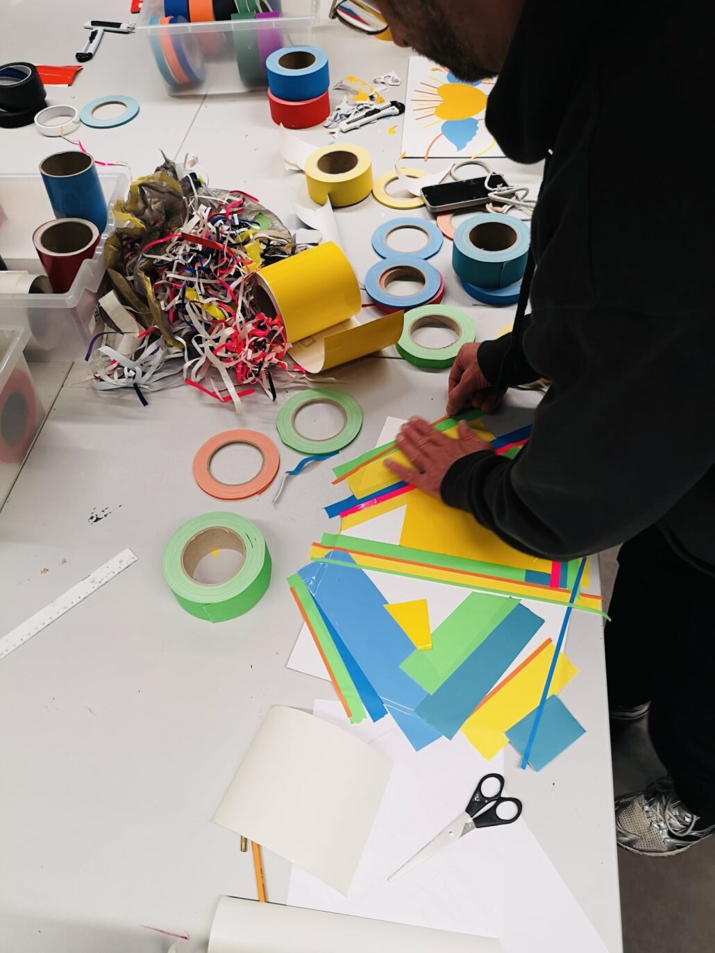 Kunstwerke aus buntem Klebenband.