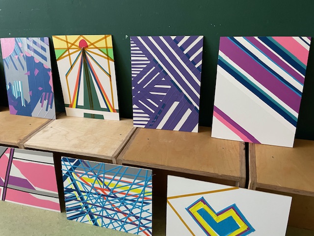 Kunstwerke aus buntem Klebenband.