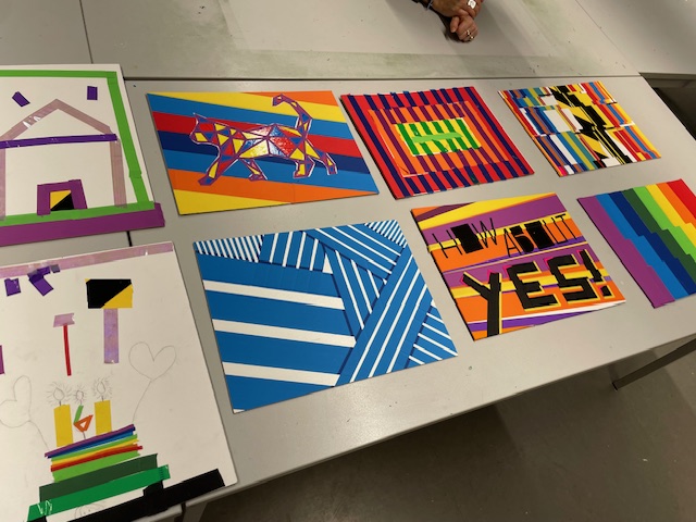 Kunstwerke aus buntem Klebenband.
